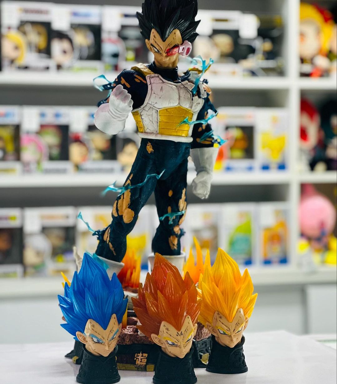 Dragon Ball - Vegeta 55 cm high with 4 replacable heads premium lightup action figure